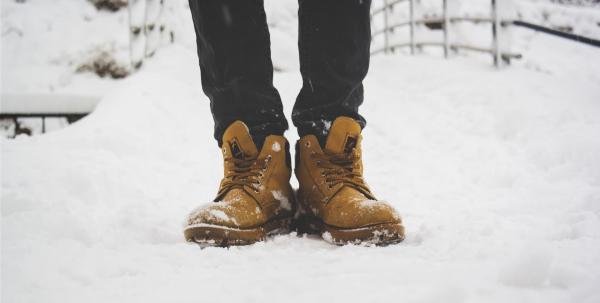 Person står i snön med vinterkängor