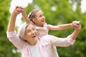Bild: Glad mormor och flicka 