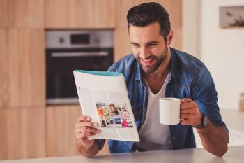 Bild: Man läser Bostadsnytt